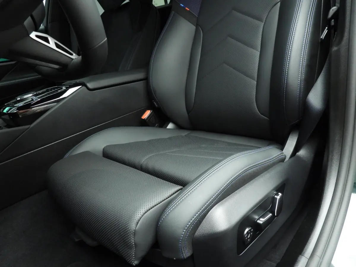 530e | M-Sportpakket | Individual uitv. | LED | HUD | Active Cruise | Sportstoelen | Stoelverwarming | DAB | Harman-kardon sound | Alu 20 inch