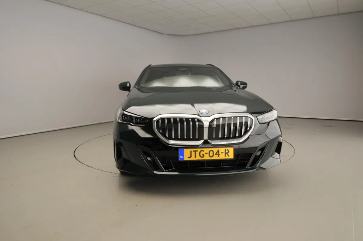530e | M-Sportpakket | Individual uitv. | LED | HUD | Active Cruise | Sportstoelen | Stoelverwarming | DAB | Harman-kardon sound | Alu 20 inch