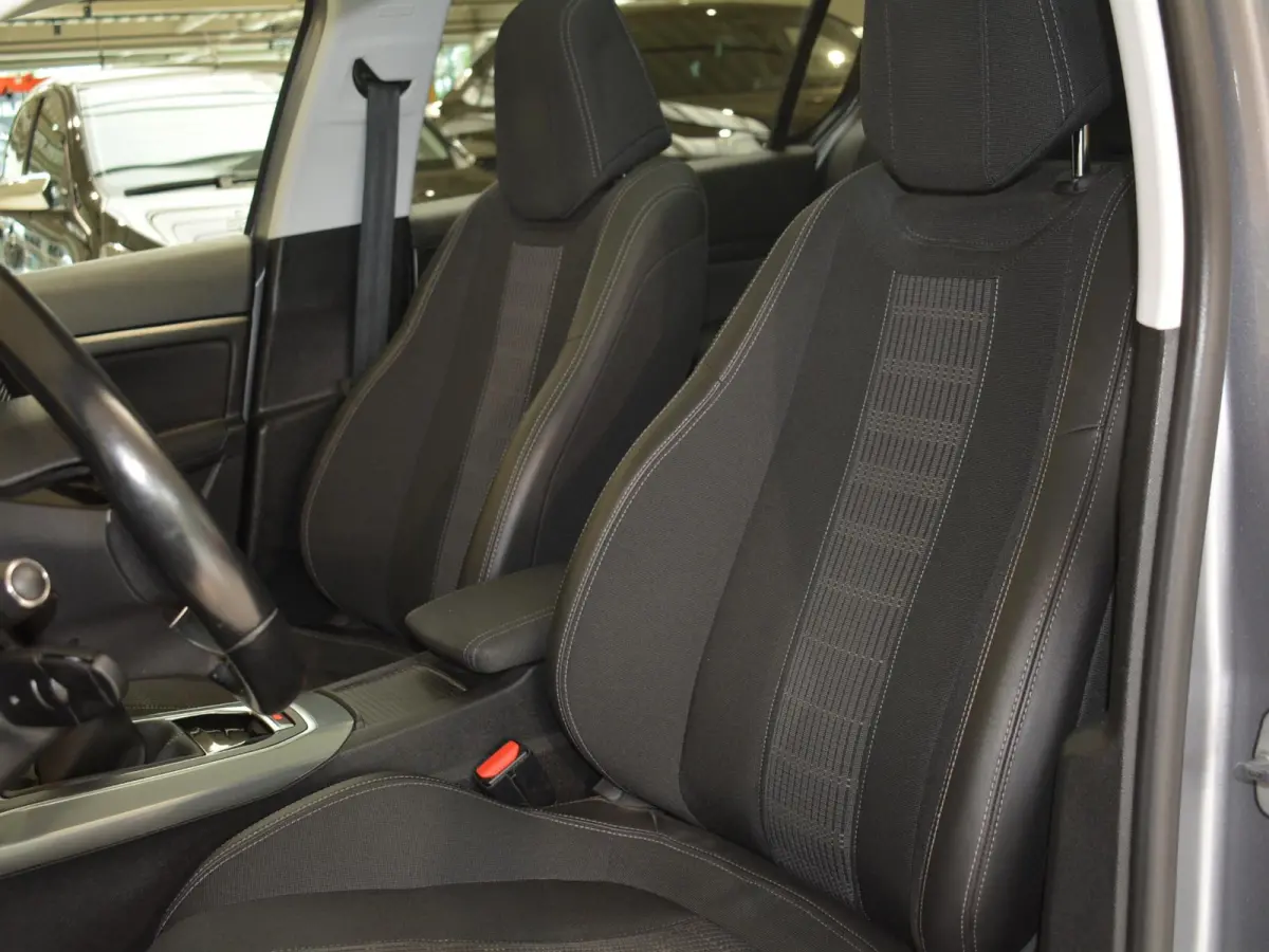 1.2 PureTech Allure | 130pk | Panoramadak | Trekhaak | Climate Control | Parkeersensoren |
