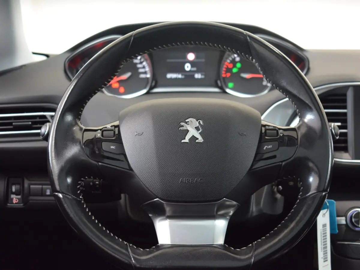1.2 PureTech Allure | 130pk | Panoramadak | Trekhaak | Climate Control | Parkeersensoren |