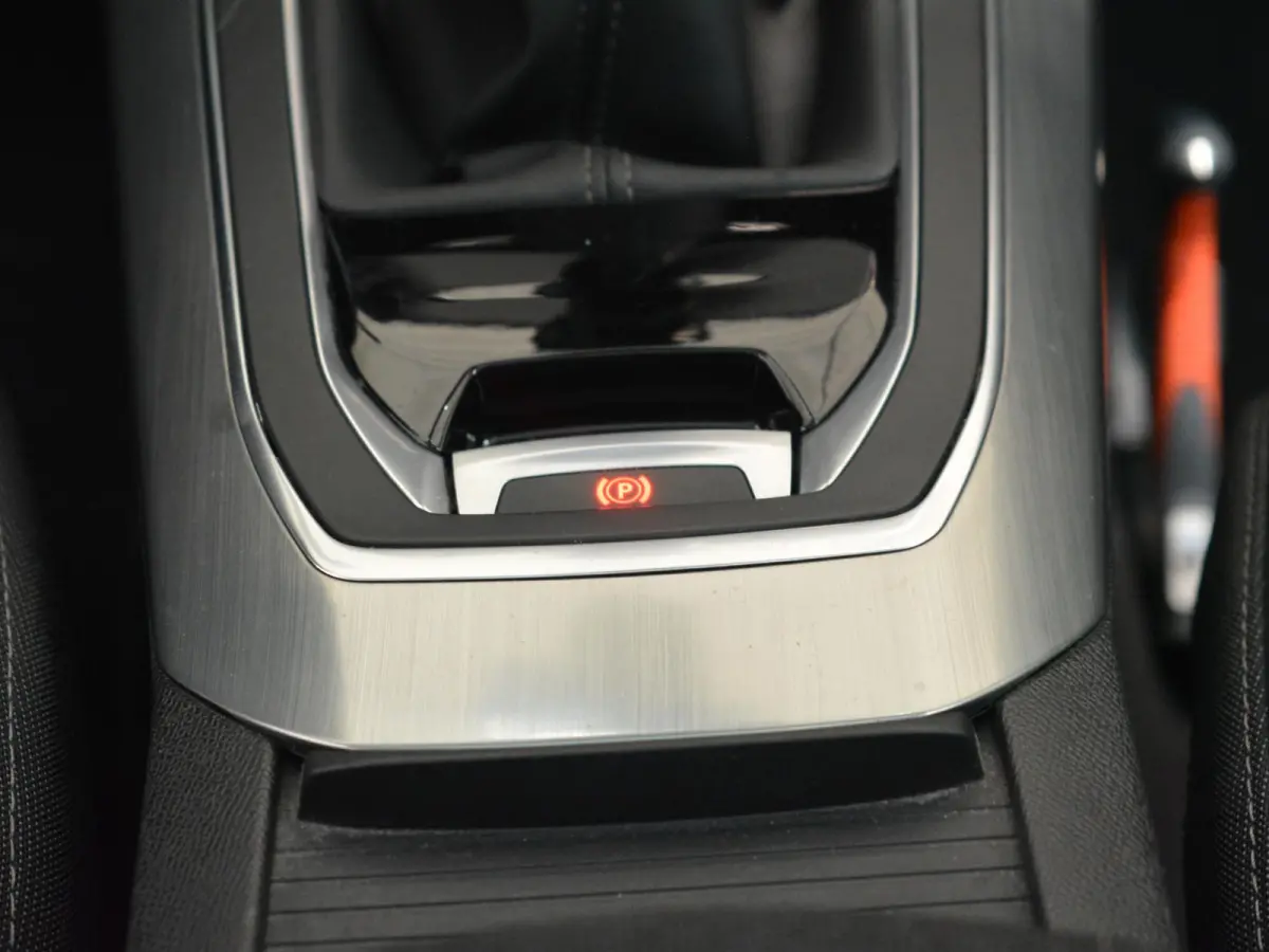 1.2 PureTech Allure | 130pk | Panoramadak | Trekhaak | Climate Control | Parkeersensoren |
