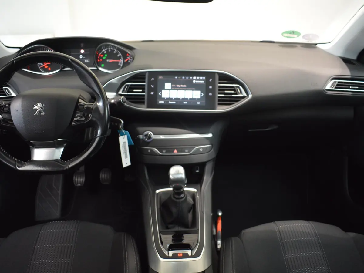 1.2 PureTech Allure | 130pk | Panoramadak | Trekhaak | Climate Control | Parkeersensoren |
