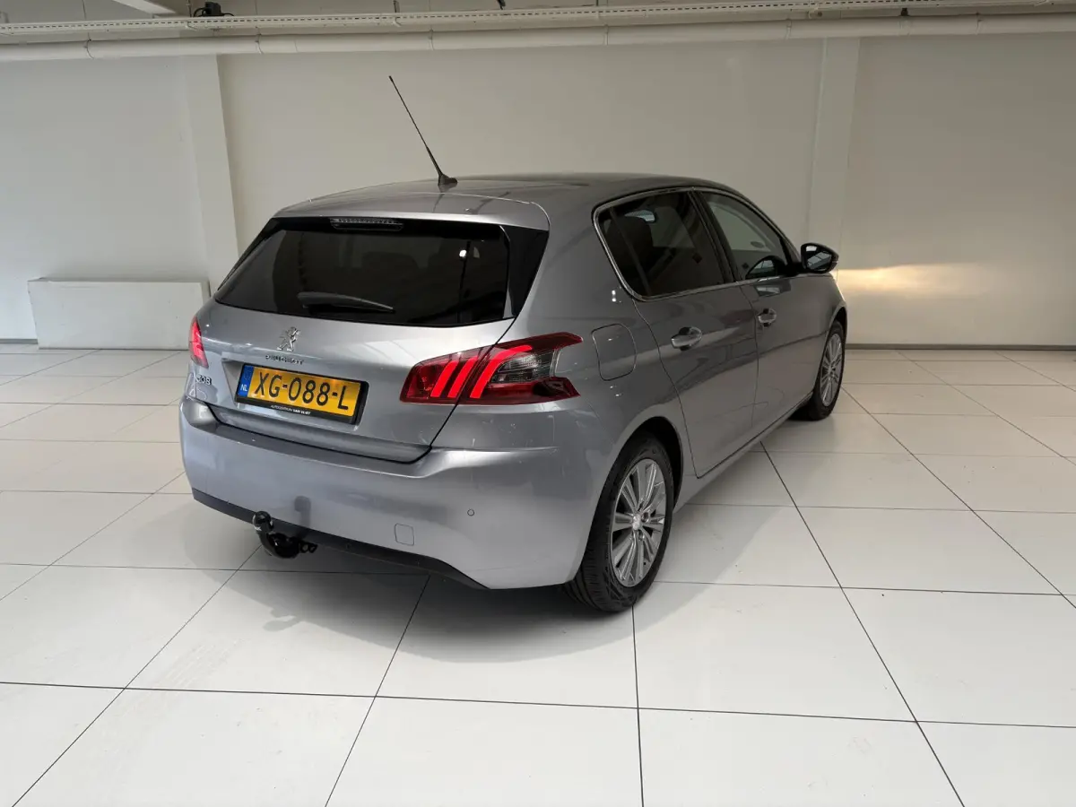 1.2 PureTech Allure | 130pk | Panoramadak | Trekhaak | Climate Control | Parkeersensoren |