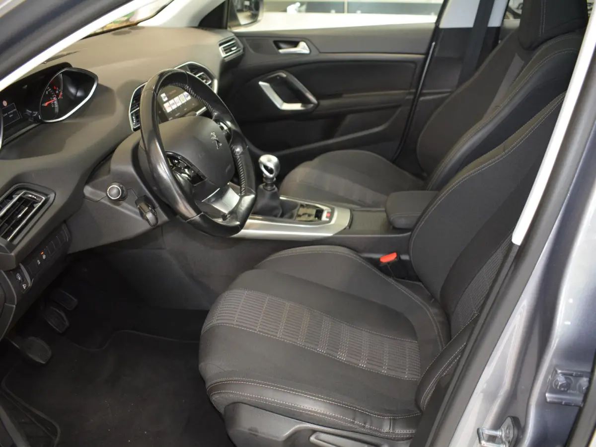 1.2 PureTech Allure | 130pk | Panoramadak | Trekhaak | Climate Control | Parkeersensoren |
