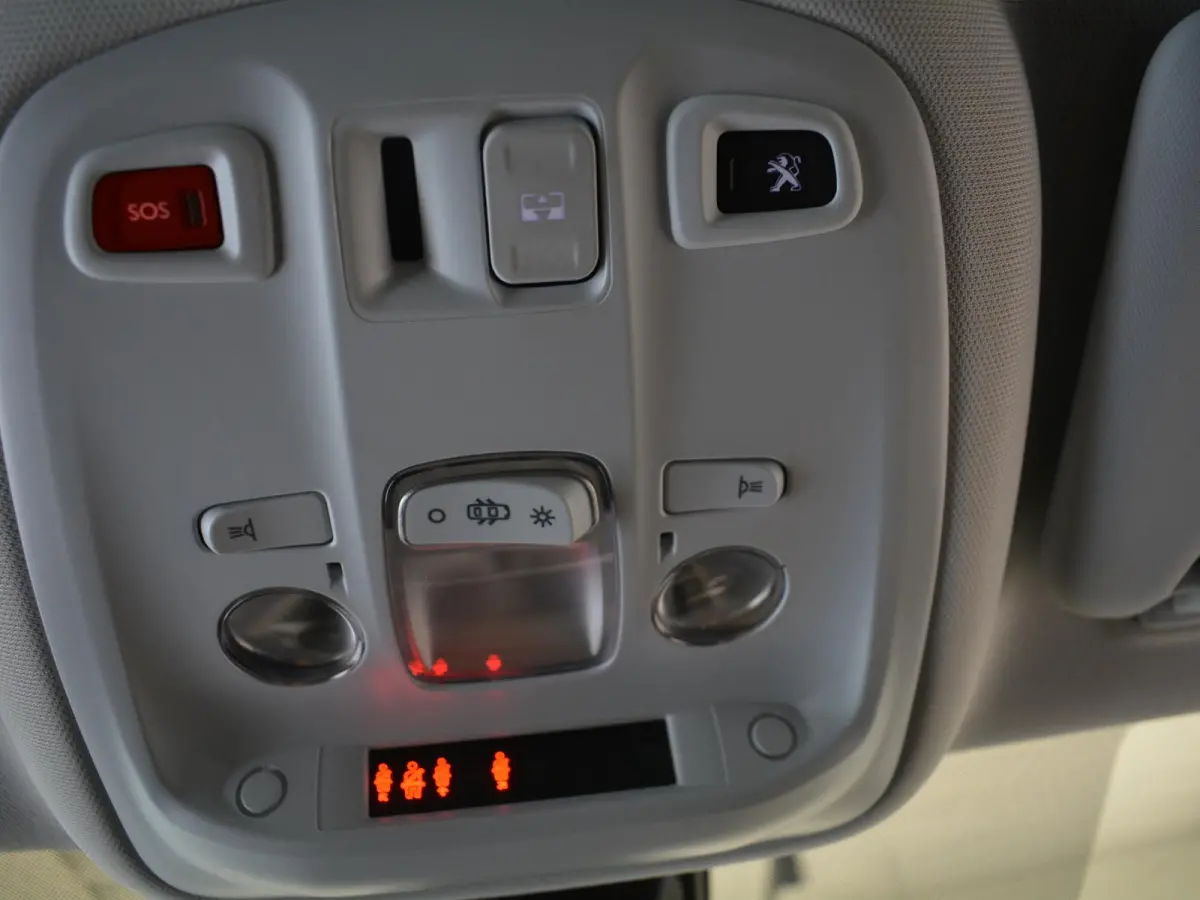 1.2 PureTech Allure | 130pk | Panoramadak | Trekhaak | Climate Control | Parkeersensoren |