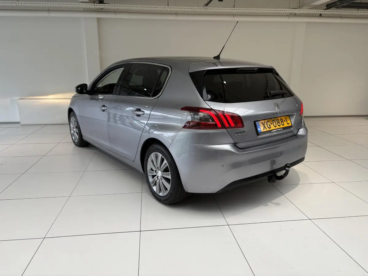1.2 PureTech Allure | 130pk | Panoramadak | Trekhaak | Climate Control | Parkeersensoren |