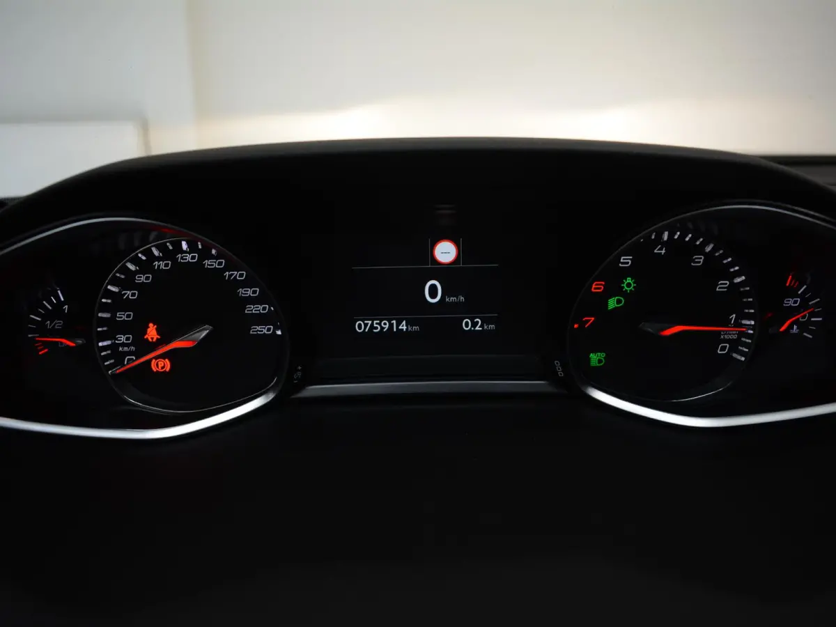 1.2 PureTech Allure | 130pk | Panoramadak | Trekhaak | Climate Control | Parkeersensoren |