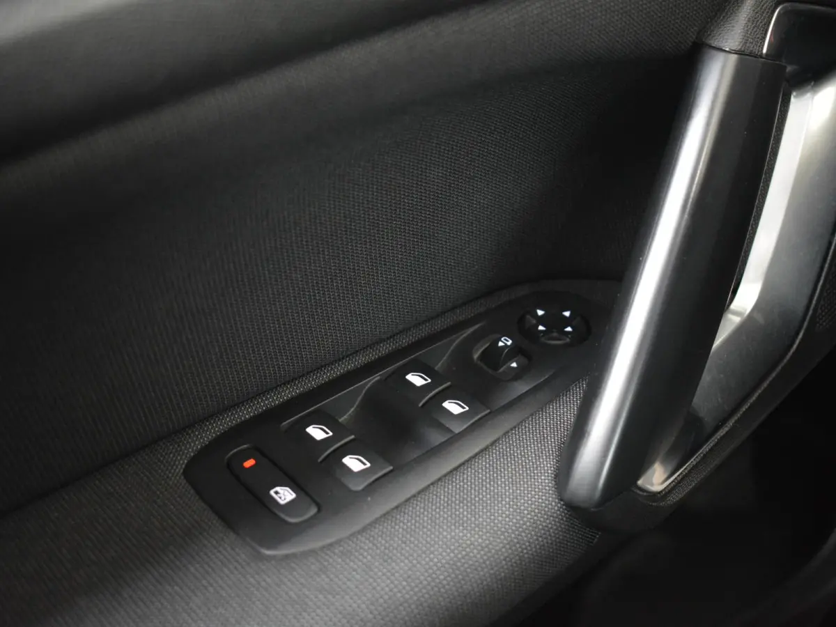1.2 PureTech Allure | 130pk | Panoramadak | Trekhaak | Climate Control | Parkeersensoren |