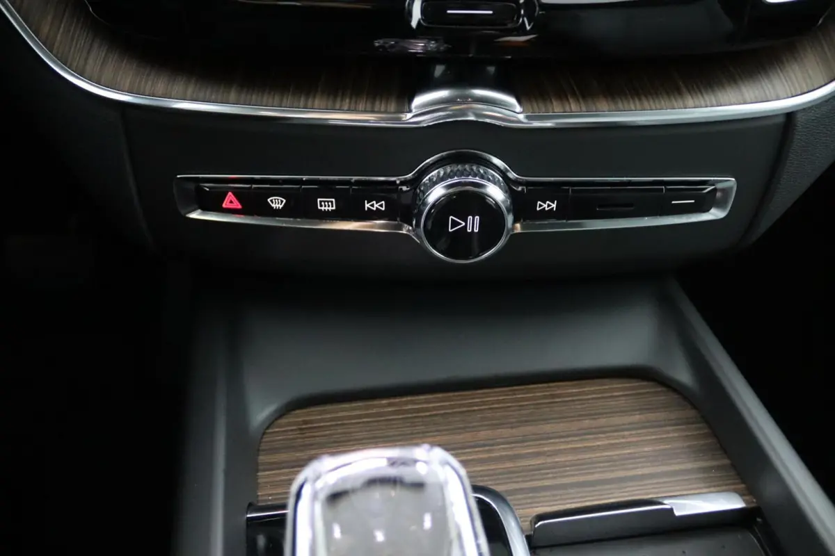 2.0 B5 AWD Inscription | Tailored Wool | 2400 trekgewicht |