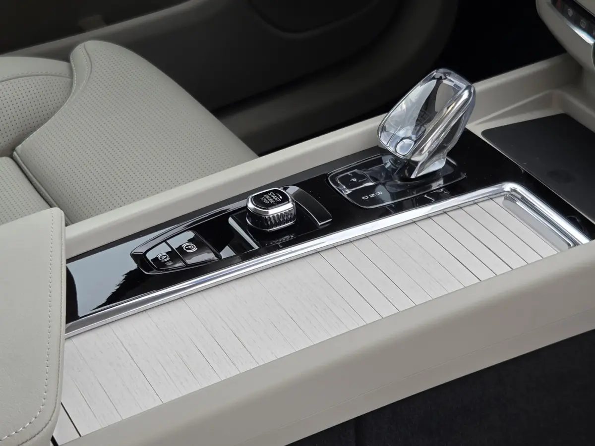 2.0 T6 Plug-in hybrid AWD Plus Bright | Luchtvering | Stoelventilatie | Pano | 360 Cam | HUD