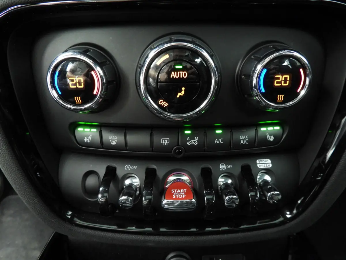 1.5 Cooper | LED | Leder | Navigatie | Panoramadak | Sportstoelen | Stoelverwarming | DAB | Alu 17 inch
