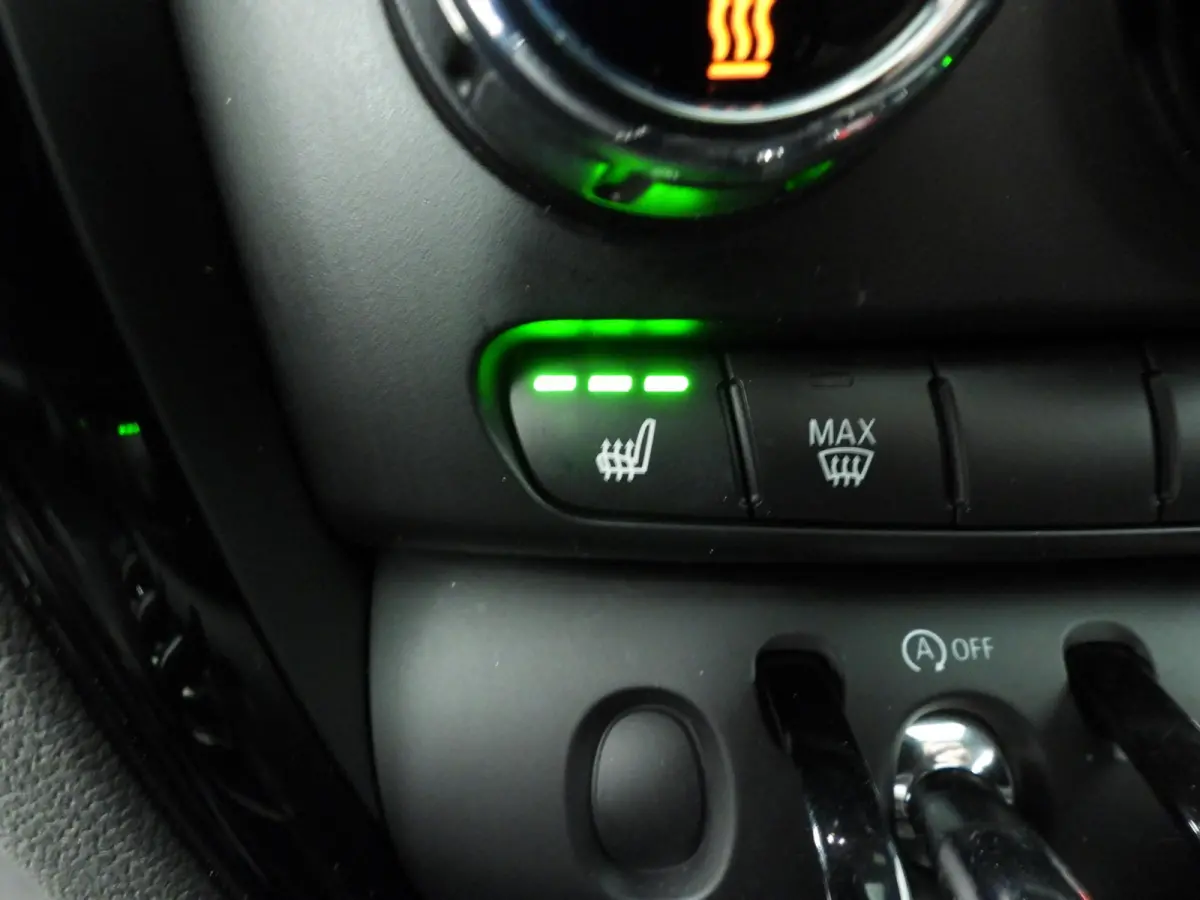 1.5 Cooper | LED | Leder | Navigatie | Panoramadak | Sportstoelen | Stoelverwarming | DAB | Alu 17 inch
