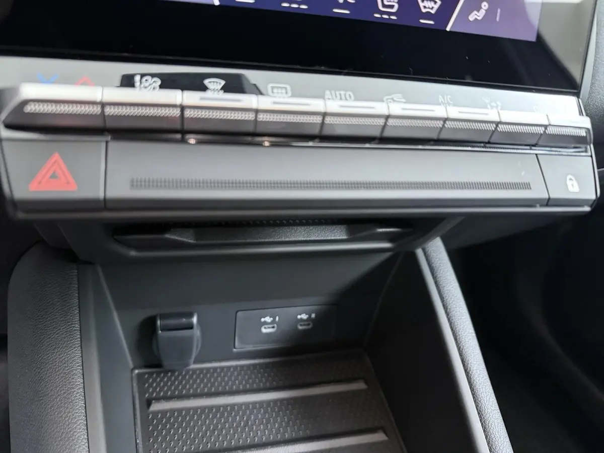 1.8 HEV Intense+ | €3.000 Korting | Adaptieve cruise | Stoel/Stuur en vooruit verwarming | MI-PILOT | Sfeerverlichting | 18-inch lichtmetalen velgen | LED-koplampen | Apple carplay/Android