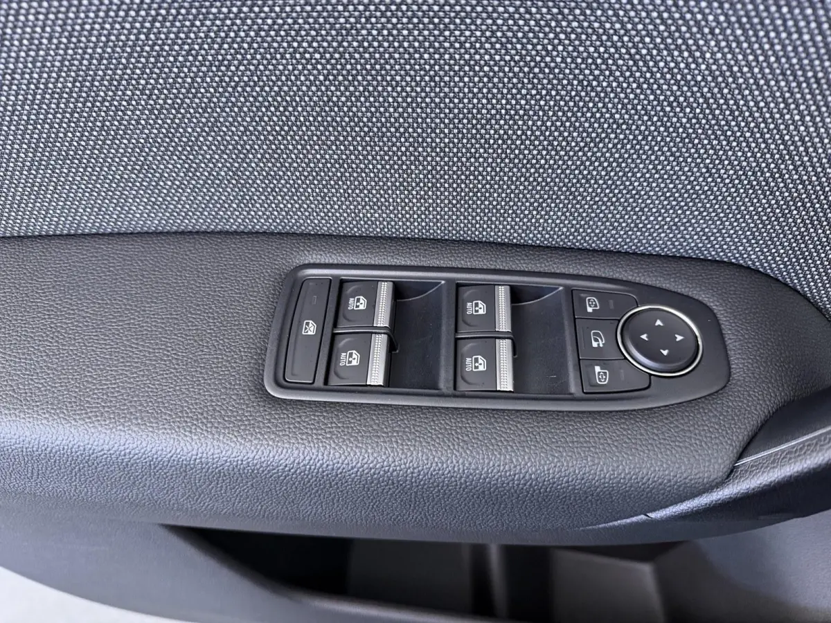 1.8 HEV Intense+ | €3.000 Korting | Adaptieve cruise | Stoel/Stuur en vooruit verwarming | MI-PILOT | Sfeerverlichting | 18-inch lichtmetalen velgen | LED-koplampen | Apple carplay/Android