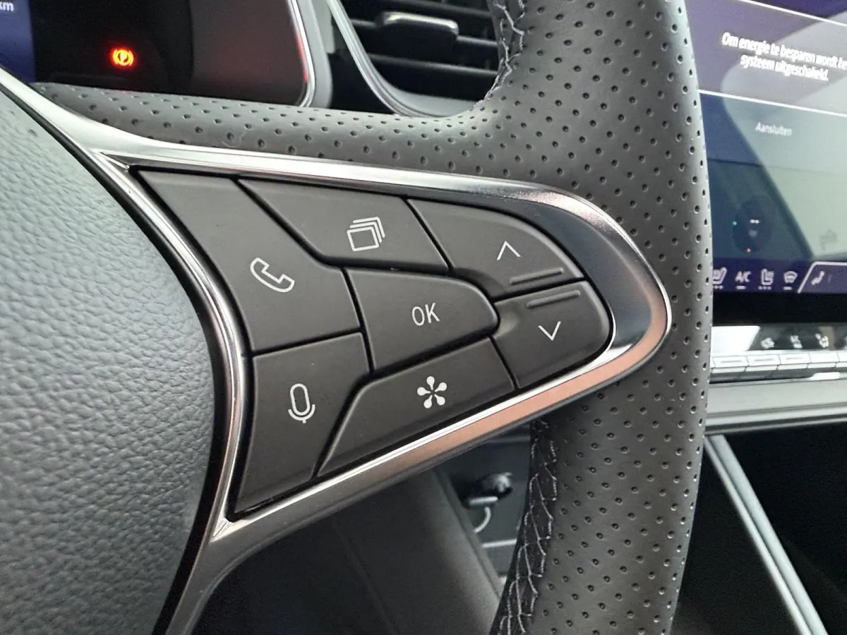 1.8 HEV Intense+ | €3.000 Korting | Adaptieve cruise | Stoel/Stuur en vooruit verwarming | MI-PILOT | Sfeerverlichting | 18-inch lichtmetalen velgen | LED-koplampen | Apple carplay/Android