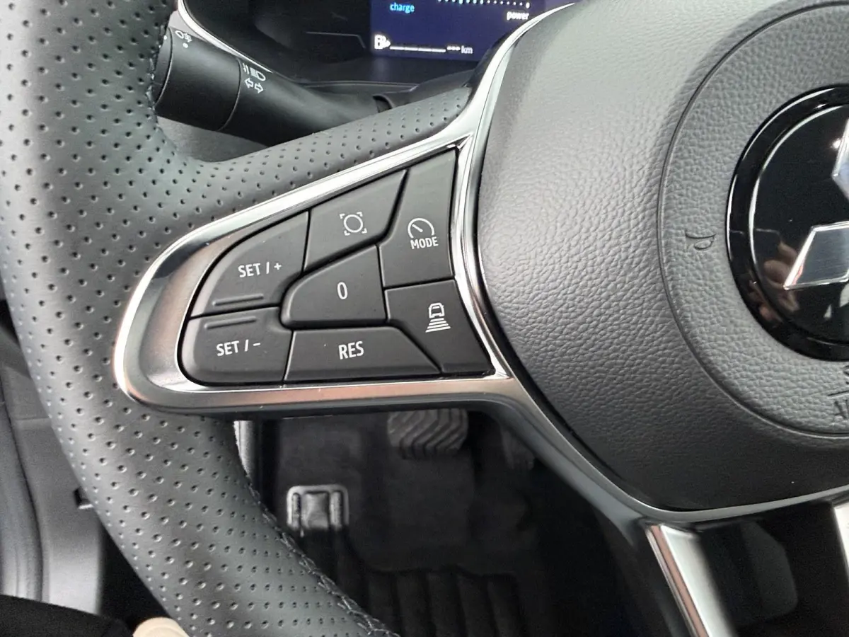 1.8 HEV Intense+ | €3.000 Korting | Adaptieve cruise | Stoel/Stuur en vooruit verwarming | MI-PILOT | Sfeerverlichting | 18-inch lichtmetalen velgen | LED-koplampen | Apple carplay/Android