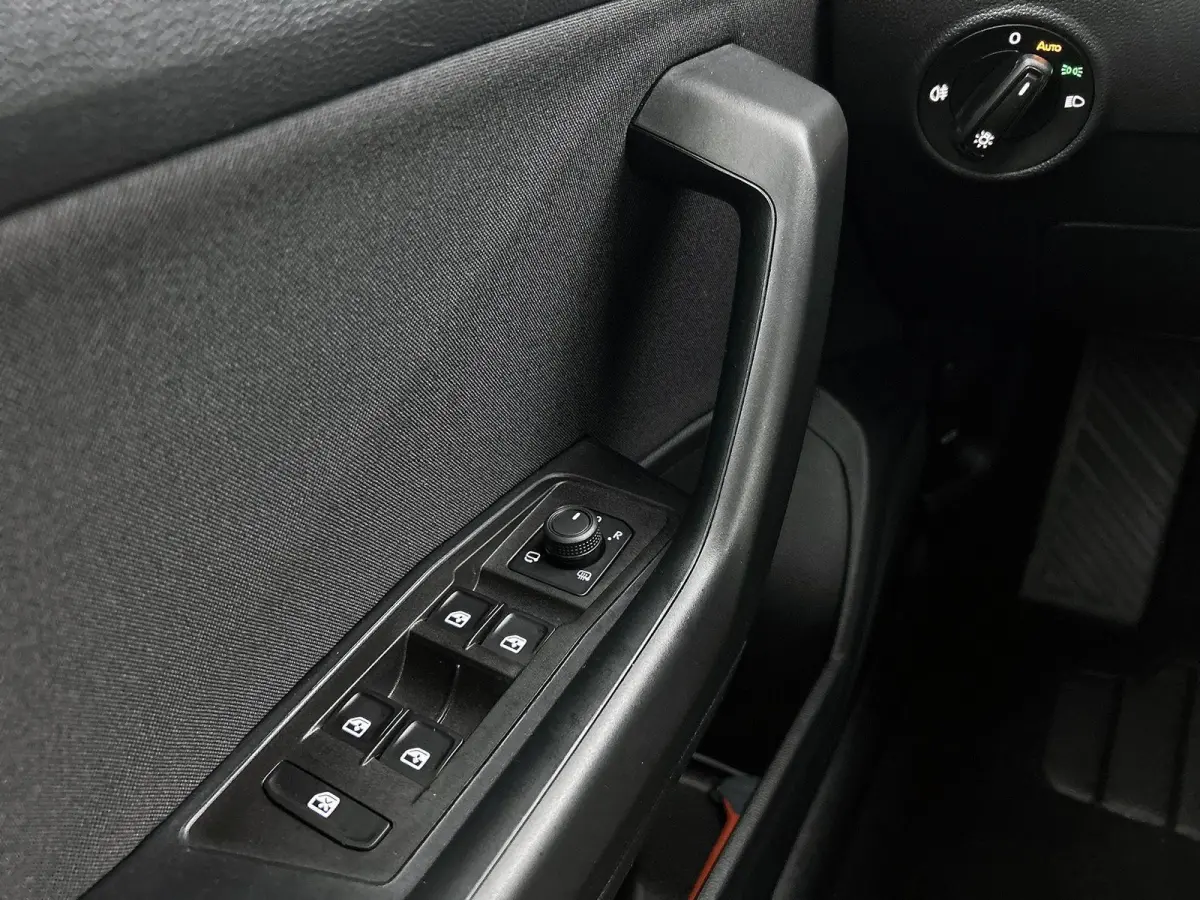 1.0 TSI Life | 110 PK | | Airco | Adaptive Cruise Control | Lane Assist | Parkeersensoren | Apple Carplay / Android Auto |