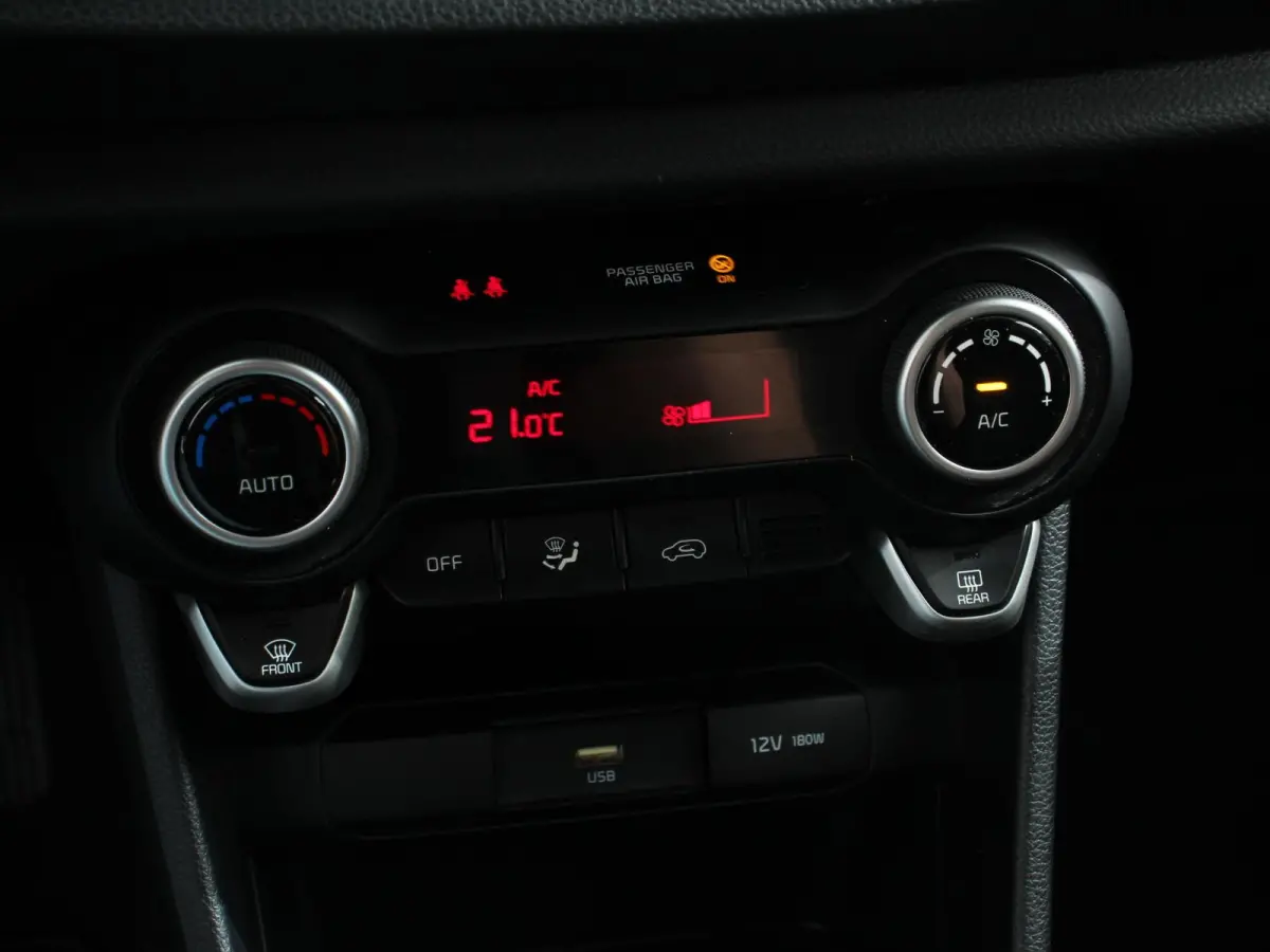 1.0 DPi Dynamic Plusline Navigatie Apple Carplay/Android Auto Camera Parkeer sensoren Climate Control Lichtmetalen Velgen Cruise Control Parkeer sensoren Extra Getint Glas Keyles
