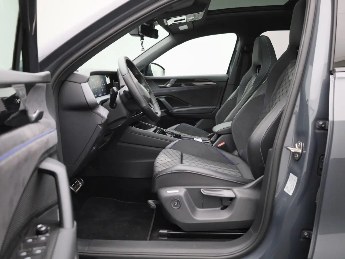 1.5 eHybrid R-Line Edition 204 PK| Origineel Nederlands | Panoramadak | Navigatie | Achteruitrijcamera | Dodehoekdetectie | Achterklep Elektrisch