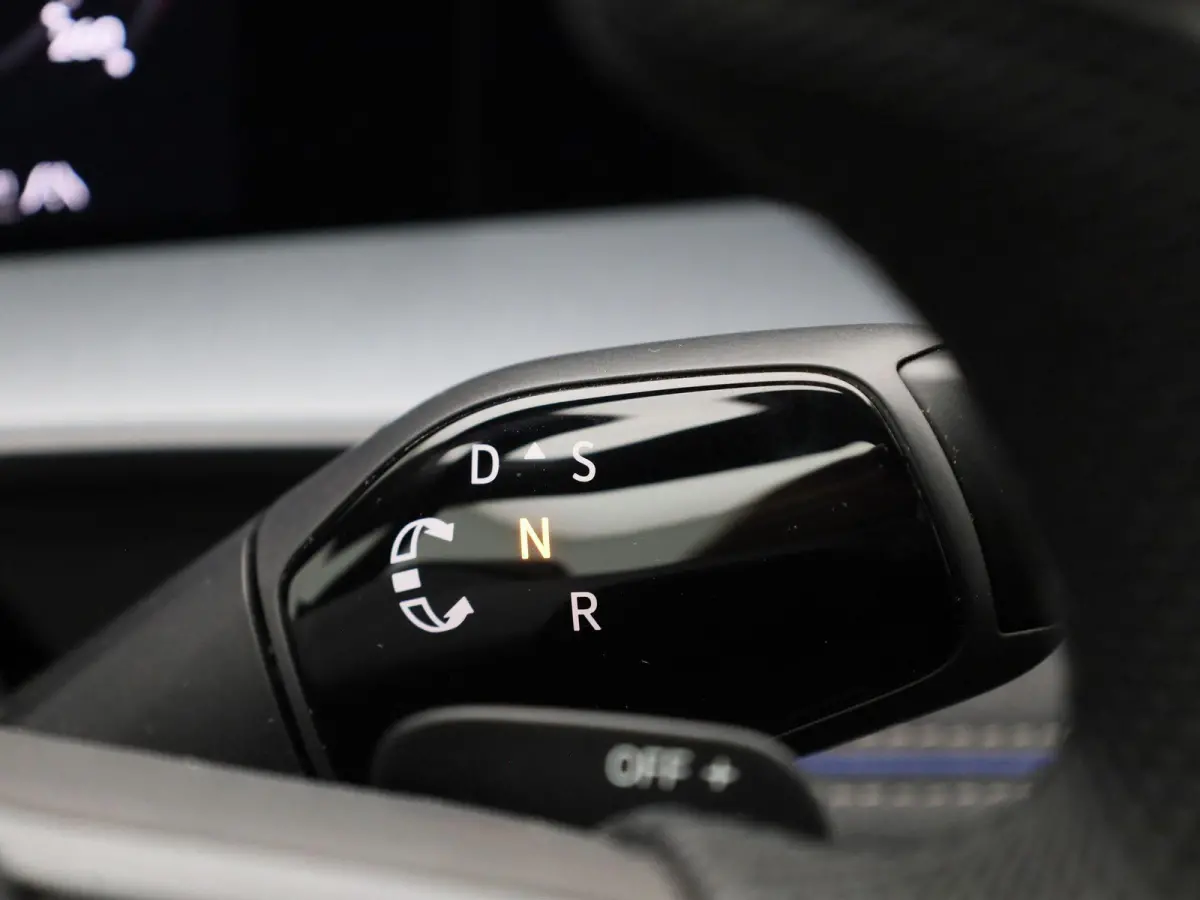 1.5 eHybrid R-Line Edition 204 PK| Origineel Nederlands | Panoramadak | Navigatie | Achteruitrijcamera | Dodehoekdetectie | Achterklep Elektrisch