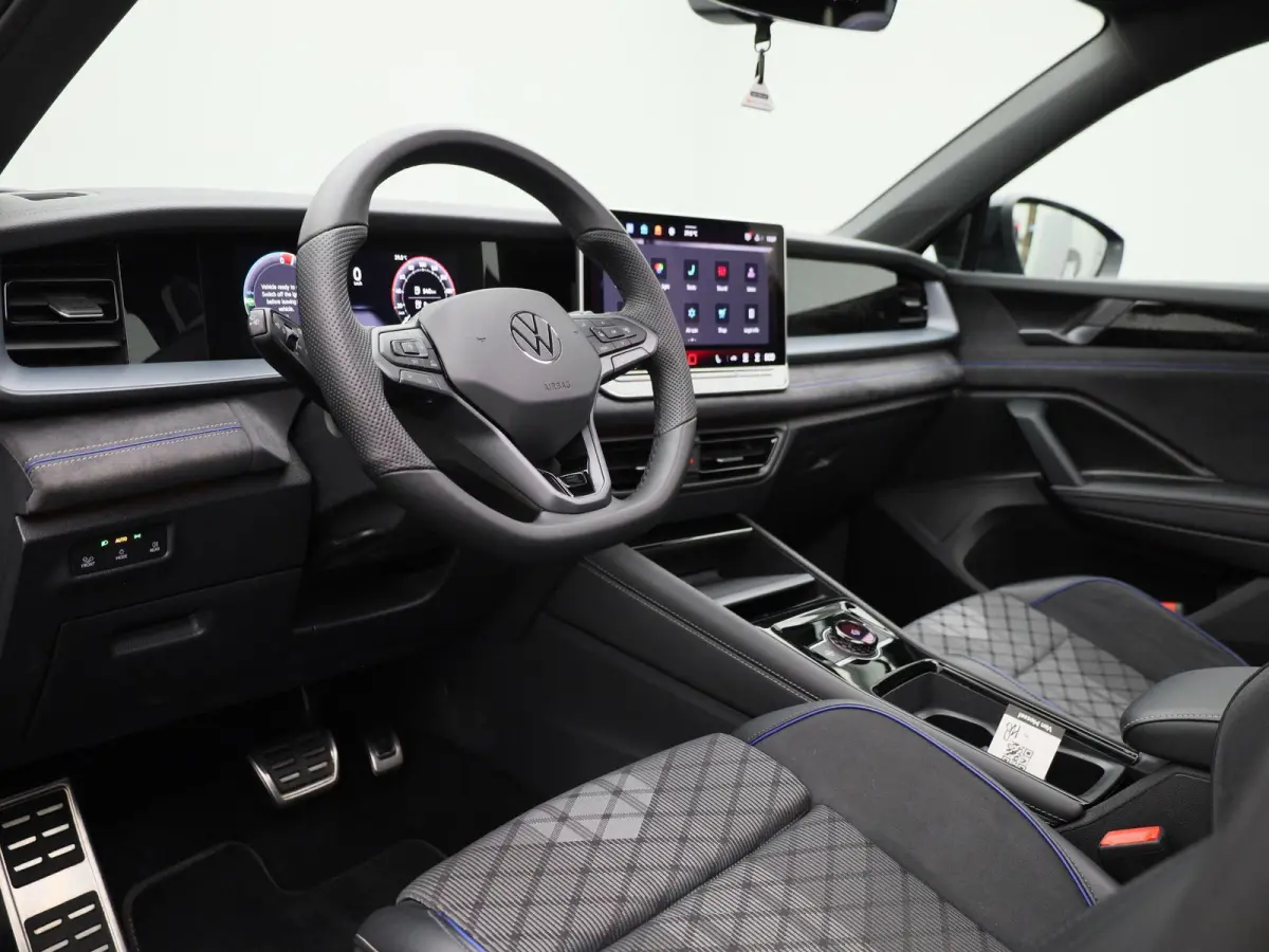 1.5 eHybrid R-Line Edition 204 PK| Origineel Nederlands | Panoramadak | Navigatie | Achteruitrijcamera | Dodehoekdetectie | Achterklep Elektrisch