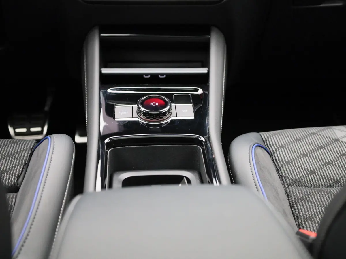 1.5 eHybrid R-Line Edition 204 PK| Origineel Nederlands | Panoramadak | Navigatie | Achteruitrijcamera | Dodehoekdetectie | Achterklep Elektrisch