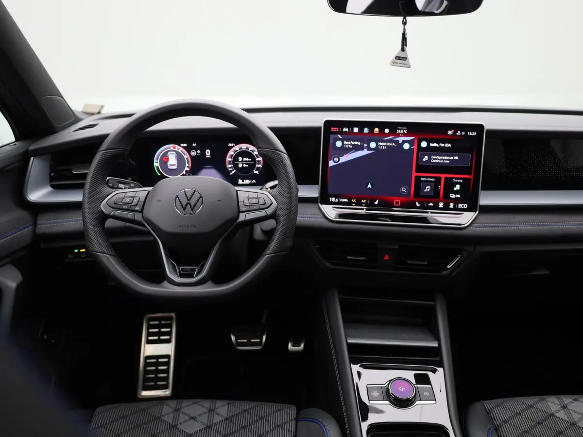 1.5 eHybrid R-Line Edition 204 PK| Origineel Nederlands | Panoramadak | Navigatie | Achteruitrijcamera | Dodehoekdetectie | Achterklep Elektrisch