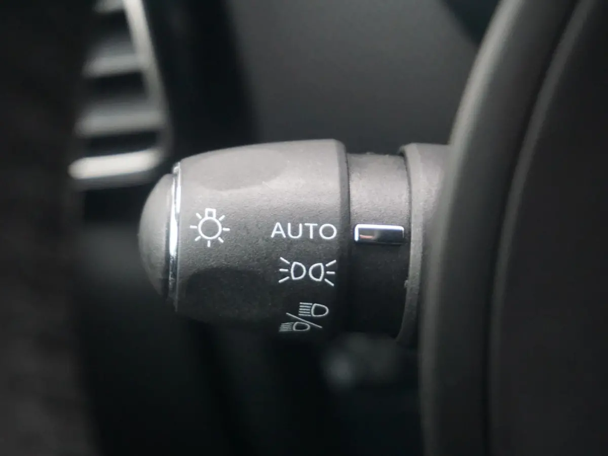 1.2 Hybrid 136 Plus 180 Camera