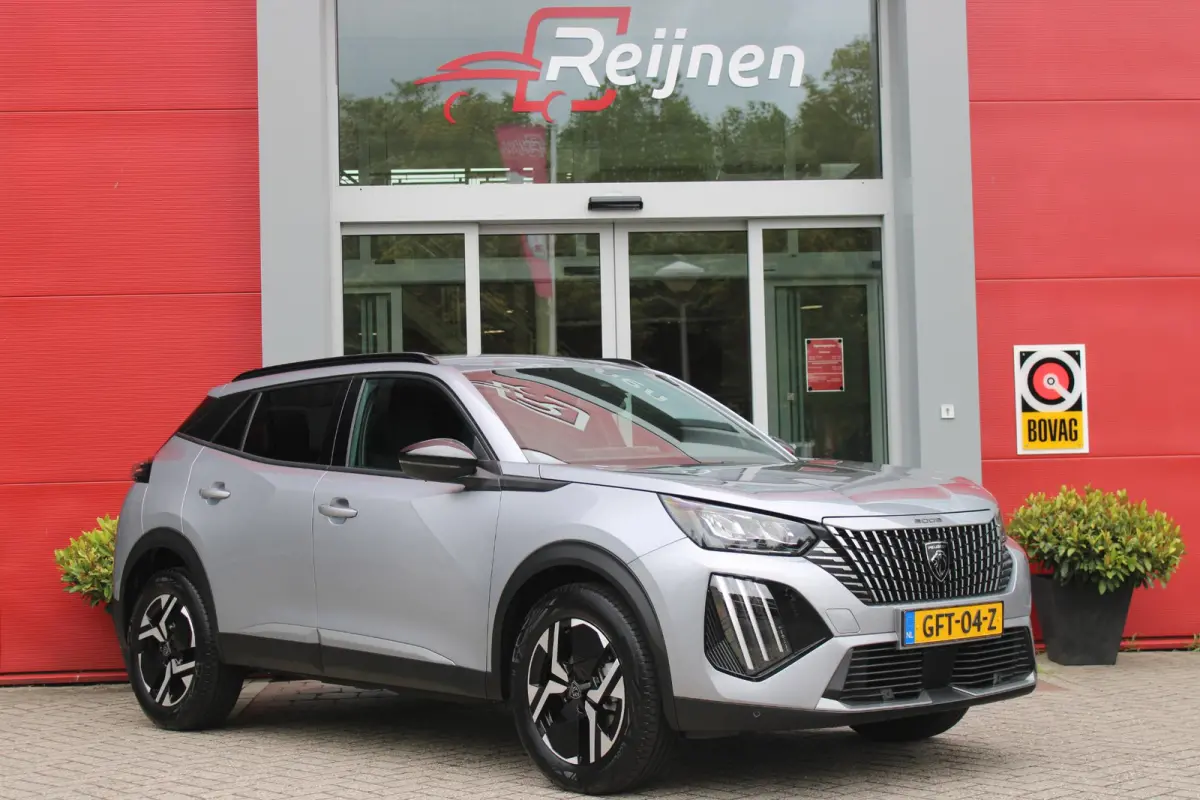 1.2 100PK ALLURE | ACHTERUITRIJ CAMERA | NAVIGATIE | DRAADLOZE APPLE CARPLAY/ANDROID AUTO | PARKEERSENSOREN VOOR + ACHTER | CRUISE CONTROL | DAB+ RADIO | CLIMATE CONTROL | 17" LICHTMETALEN V
