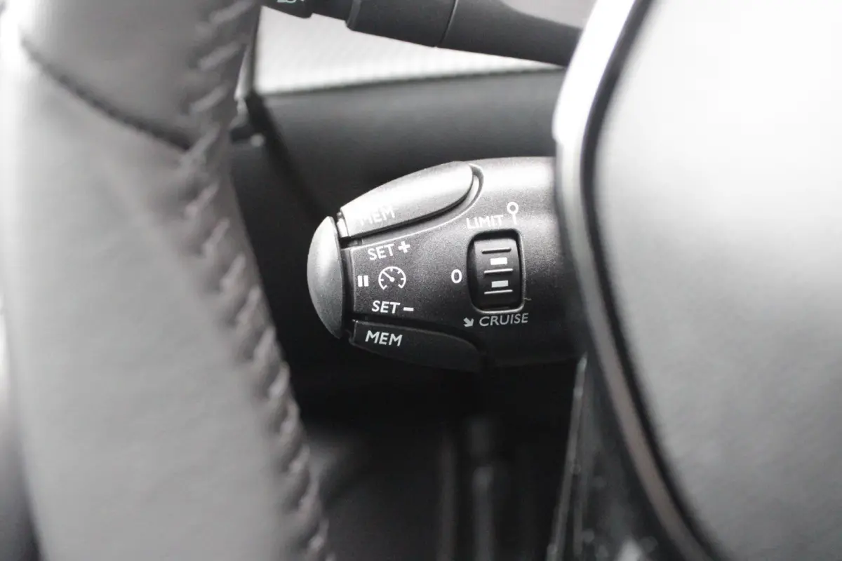 1.2 100PK ALLURE | ACHTERUITRIJ CAMERA | NAVIGATIE | DRAADLOZE APPLE CARPLAY/ANDROID AUTO | PARKEERSENSOREN VOOR + ACHTER | CRUISE CONTROL | DAB+ RADIO | CLIMATE CONTROL | 17" LICHTMETALEN V
