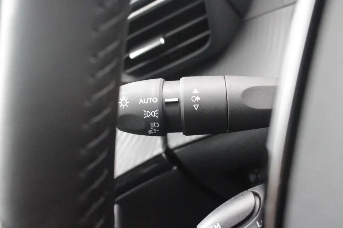 1.2 100PK ALLURE | ACHTERUITRIJ CAMERA | NAVIGATIE | DRAADLOZE APPLE CARPLAY/ANDROID AUTO | PARKEERSENSOREN VOOR + ACHTER | CRUISE CONTROL | DAB+ RADIO | CLIMATE CONTROL | 17" LICHTMETALEN V