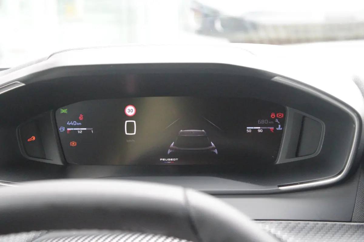 1.2 100PK ALLURE | ACHTERUITRIJ CAMERA | NAVIGATIE | DRAADLOZE APPLE CARPLAY/ANDROID AUTO | PARKEERSENSOREN VOOR + ACHTER | CRUISE CONTROL | DAB+ RADIO | CLIMATE CONTROL | 17" LICHTMETALEN V