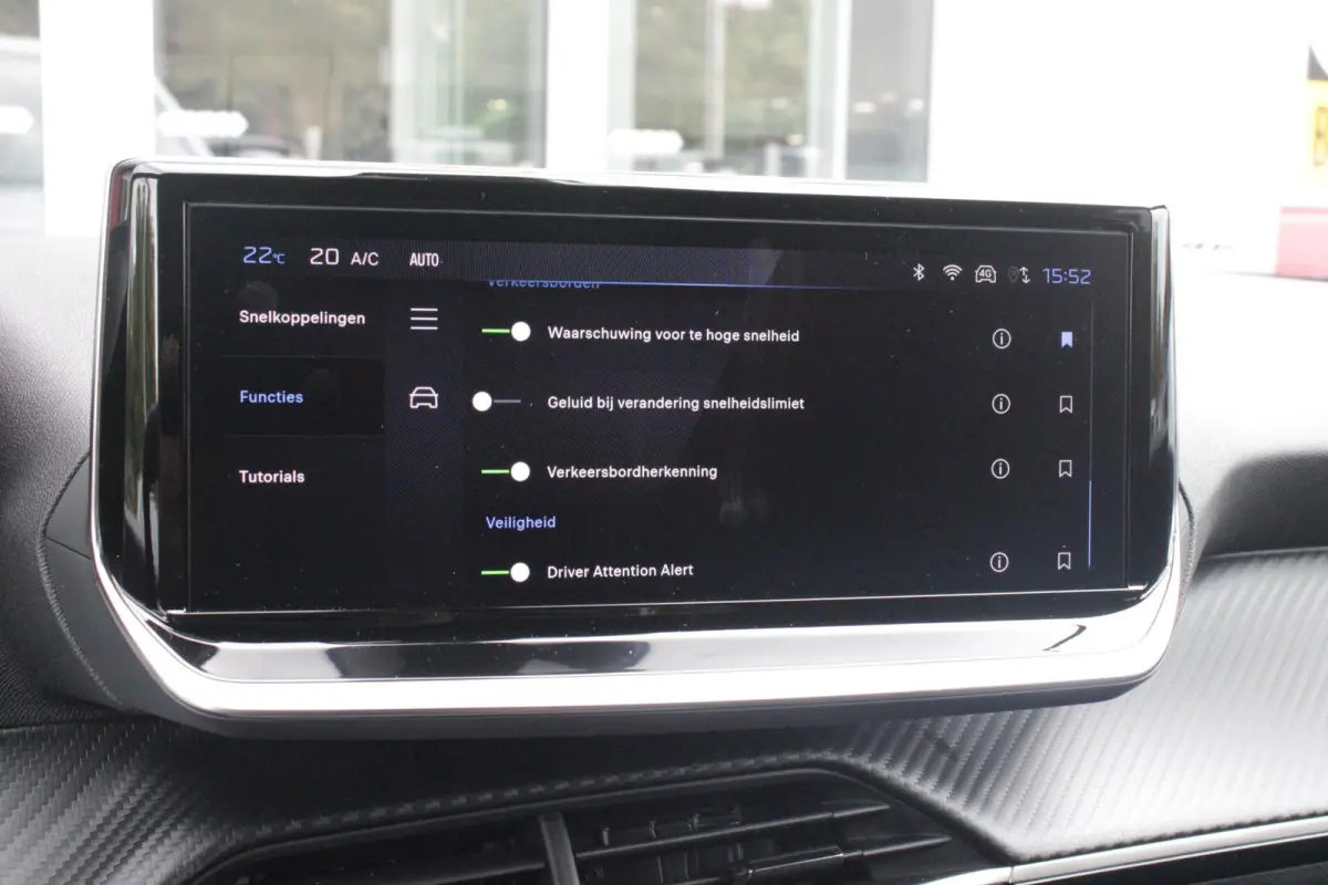 1.2 100PK ALLURE | ACHTERUITRIJ CAMERA | NAVIGATIE | DRAADLOZE APPLE CARPLAY/ANDROID AUTO | PARKEERSENSOREN VOOR + ACHTER | CRUISE CONTROL | DAB+ RADIO | CLIMATE CONTROL | 17" LICHTMETALEN V