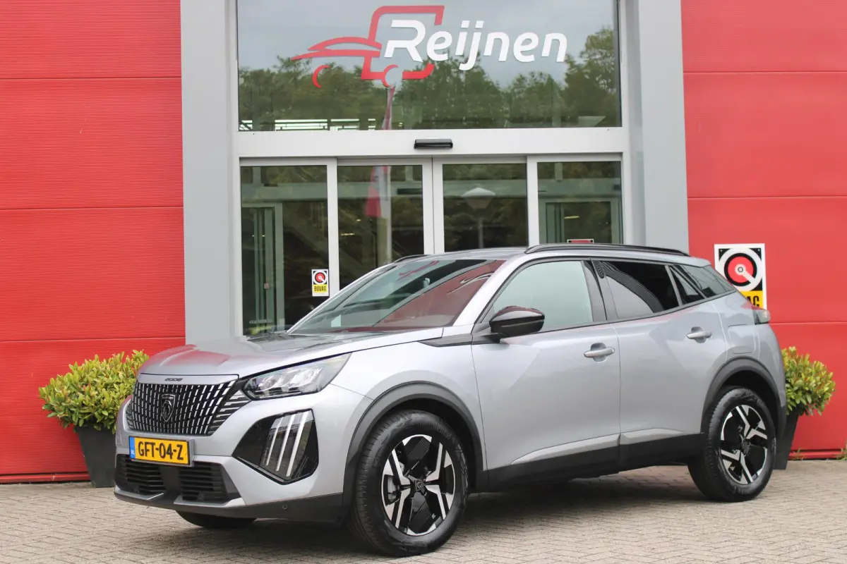 1.2 100PK ALLURE | ACHTERUITRIJ CAMERA | NAVIGATIE | DRAADLOZE APPLE CARPLAY/ANDROID AUTO | PARKEERSENSOREN VOOR + ACHTER | CRUISE CONTROL | DAB+ RADIO | CLIMATE CONTROL | 17" LICHTMETALEN V