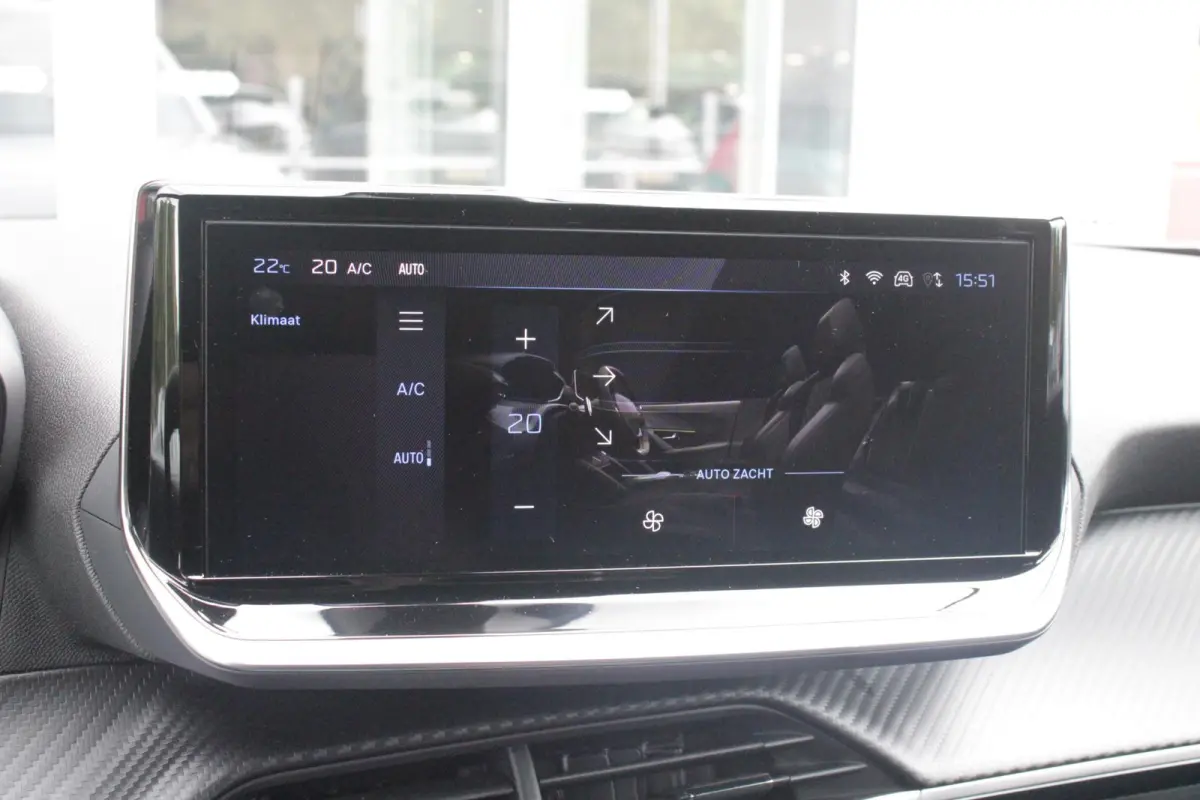 1.2 100PK ALLURE | ACHTERUITRIJ CAMERA | NAVIGATIE | DRAADLOZE APPLE CARPLAY/ANDROID AUTO | PARKEERSENSOREN VOOR + ACHTER | CRUISE CONTROL | DAB+ RADIO | CLIMATE CONTROL | 17" LICHTMETALEN V
