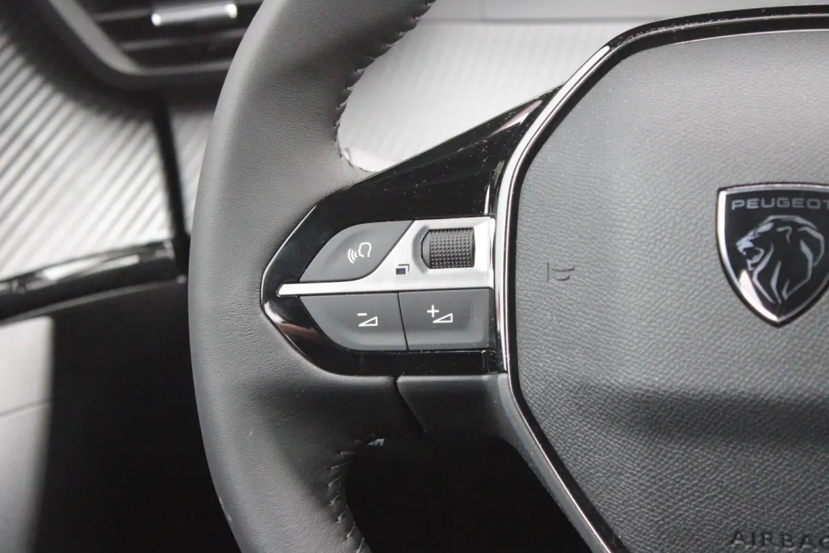 1.2 100PK ALLURE | ACHTERUITRIJ CAMERA | NAVIGATIE | DRAADLOZE APPLE CARPLAY/ANDROID AUTO | PARKEERSENSOREN VOOR + ACHTER | CRUISE CONTROL | DAB+ RADIO | CLIMATE CONTROL | 17" LICHTMETALEN V