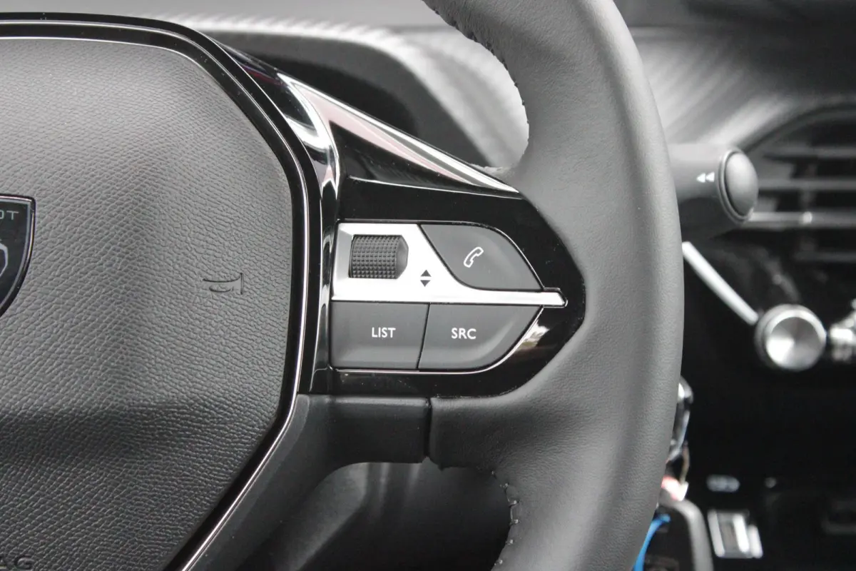 1.2 100PK ALLURE | ACHTERUITRIJ CAMERA | NAVIGATIE | DRAADLOZE APPLE CARPLAY/ANDROID AUTO | PARKEERSENSOREN VOOR + ACHTER | CRUISE CONTROL | DAB+ RADIO | CLIMATE CONTROL | 17" LICHTMETALEN V