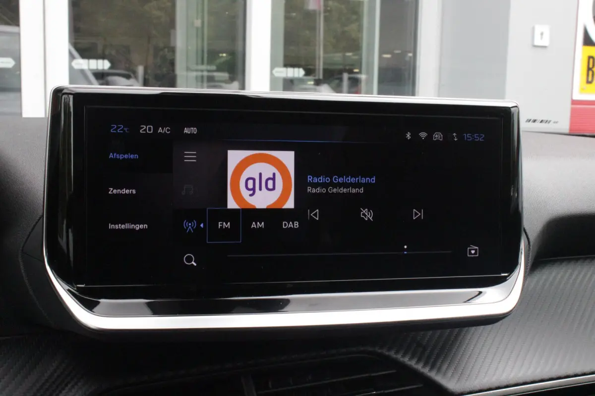 1.2 100PK ALLURE | ACHTERUITRIJ CAMERA | NAVIGATIE | DRAADLOZE APPLE CARPLAY/ANDROID AUTO | PARKEERSENSOREN VOOR + ACHTER | CRUISE CONTROL | DAB+ RADIO | CLIMATE CONTROL | 17" LICHTMETALEN V