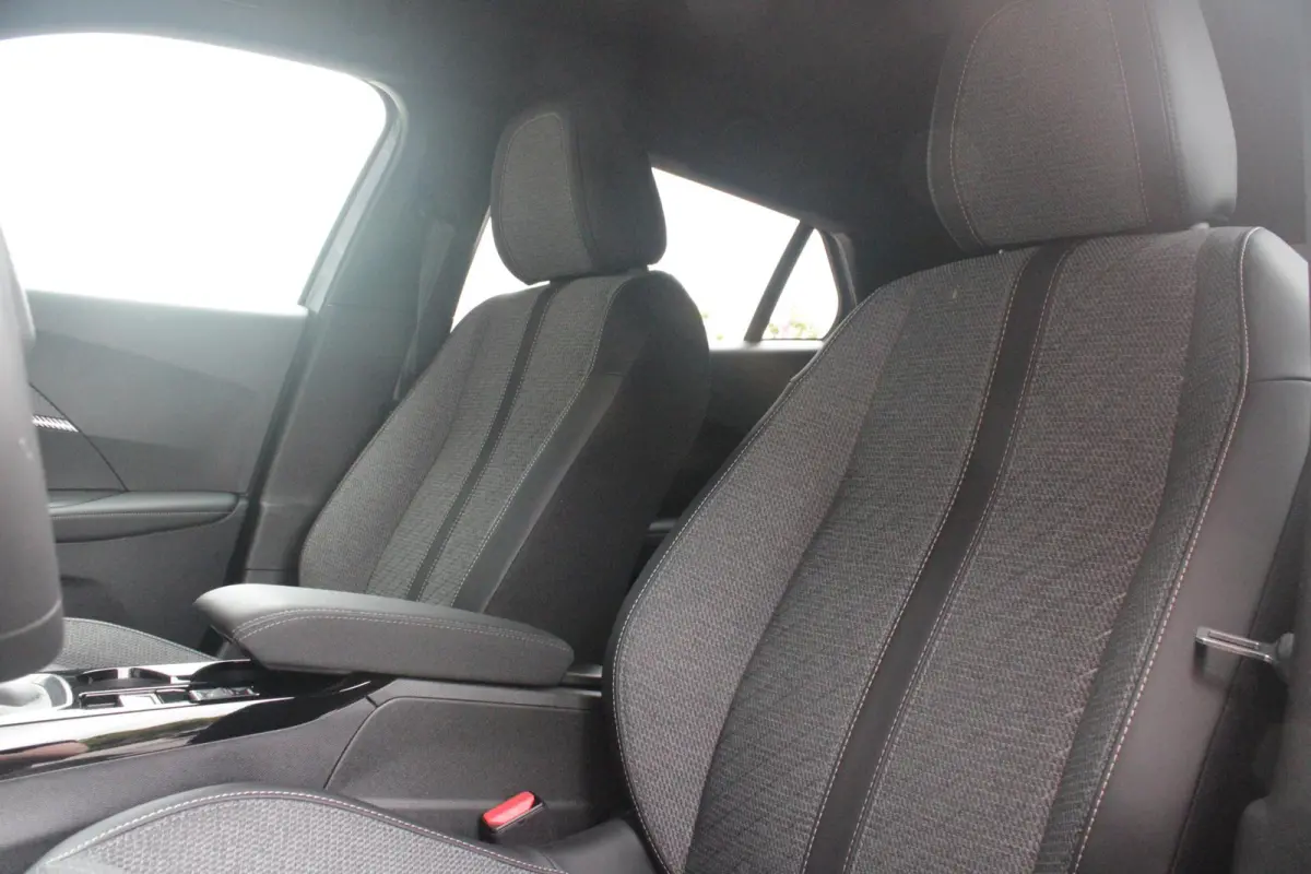 1.2 100PK ALLURE | ACHTERUITRIJ CAMERA | NAVIGATIE | DRAADLOZE APPLE CARPLAY/ANDROID AUTO | PARKEERSENSOREN VOOR + ACHTER | CRUISE CONTROL | DAB+ RADIO | CLIMATE CONTROL | 17" LICHTMETALEN V