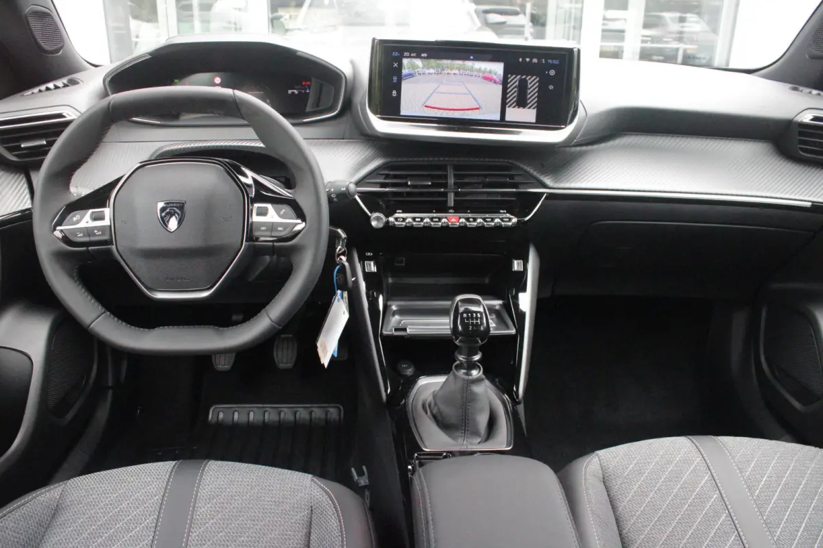 1.2 100PK ALLURE | ACHTERUITRIJ CAMERA | NAVIGATIE | DRAADLOZE APPLE CARPLAY/ANDROID AUTO | PARKEERSENSOREN VOOR + ACHTER | CRUISE CONTROL | DAB+ RADIO | CLIMATE CONTROL | 17" LICHTMETALEN V