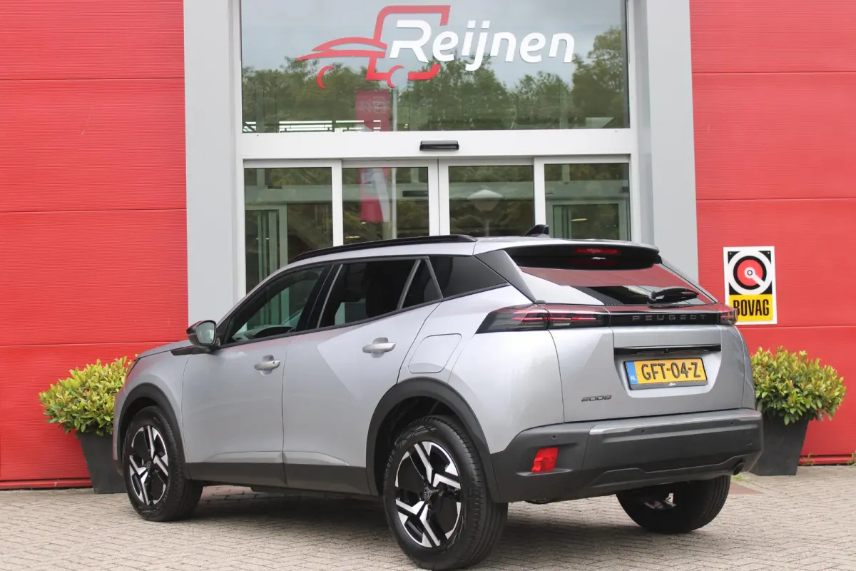 1.2 100PK ALLURE | ACHTERUITRIJ CAMERA | NAVIGATIE | DRAADLOZE APPLE CARPLAY/ANDROID AUTO | PARKEERSENSOREN VOOR + ACHTER | CRUISE CONTROL | DAB+ RADIO | CLIMATE CONTROL | 17" LICHTMETALEN V