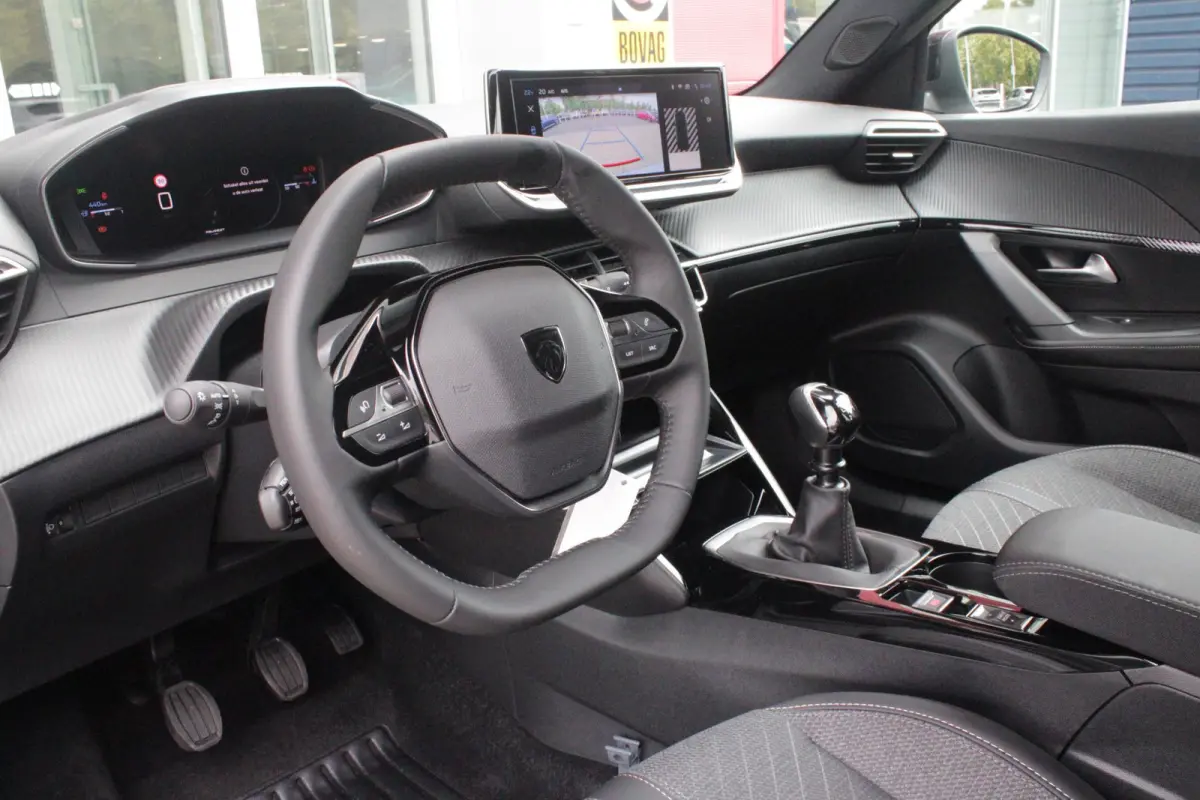 1.2 100PK ALLURE | ACHTERUITRIJ CAMERA | NAVIGATIE | DRAADLOZE APPLE CARPLAY/ANDROID AUTO | PARKEERSENSOREN VOOR + ACHTER | CRUISE CONTROL | DAB+ RADIO | CLIMATE CONTROL | 17" LICHTMETALEN V