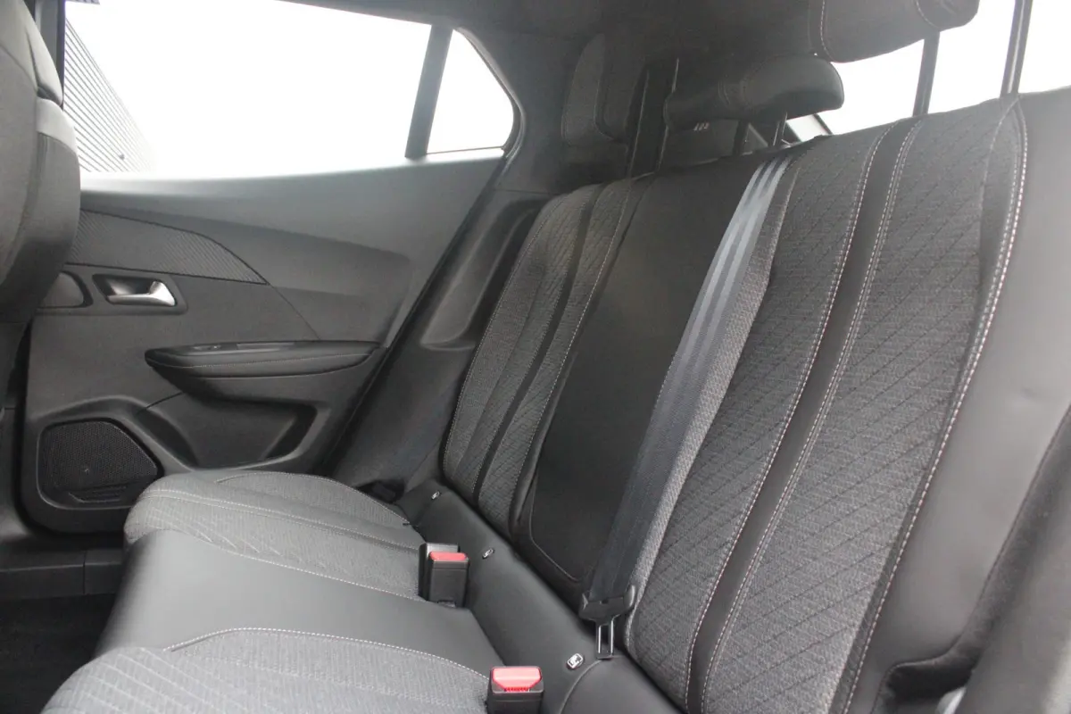 1.2 100PK ALLURE | ACHTERUITRIJ CAMERA | NAVIGATIE | DRAADLOZE APPLE CARPLAY/ANDROID AUTO | PARKEERSENSOREN VOOR + ACHTER | CRUISE CONTROL | DAB+ RADIO | CLIMATE CONTROL | 17" LICHTMETALEN V