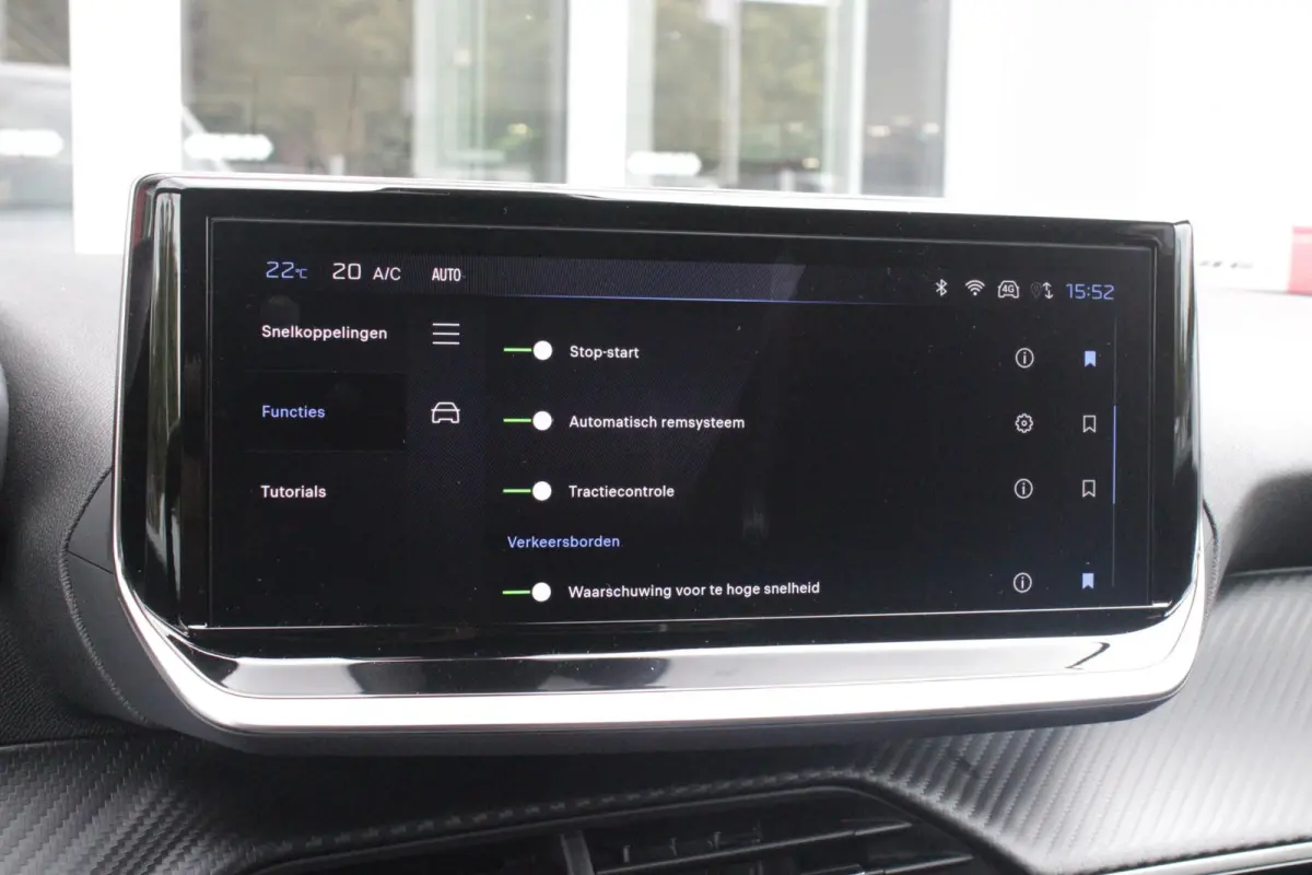 1.2 100PK ALLURE | ACHTERUITRIJ CAMERA | NAVIGATIE | DRAADLOZE APPLE CARPLAY/ANDROID AUTO | PARKEERSENSOREN VOOR + ACHTER | CRUISE CONTROL | DAB+ RADIO | CLIMATE CONTROL | 17" LICHTMETALEN V