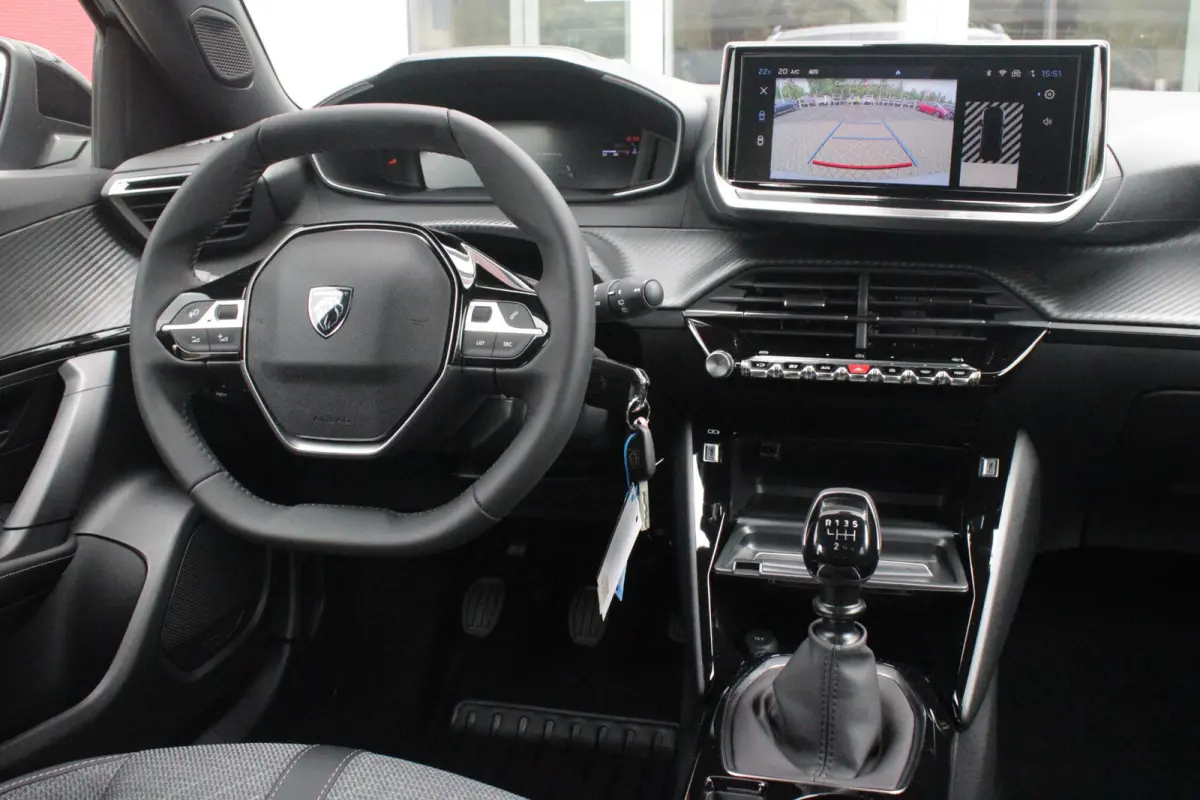 1.2 100PK ALLURE | ACHTERUITRIJ CAMERA | NAVIGATIE | DRAADLOZE APPLE CARPLAY/ANDROID AUTO | PARKEERSENSOREN VOOR + ACHTER | CRUISE CONTROL | DAB+ RADIO | CLIMATE CONTROL | 17" LICHTMETALEN V