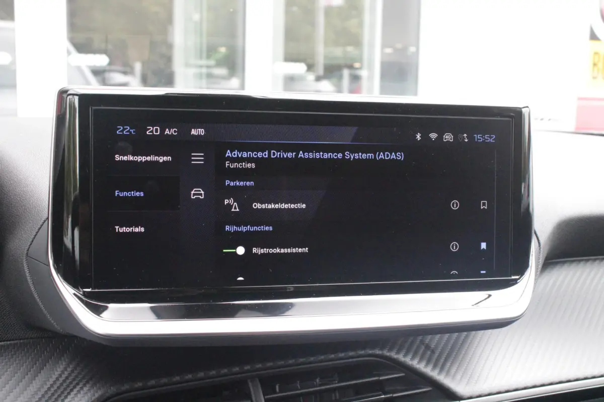 1.2 100PK ALLURE | ACHTERUITRIJ CAMERA | NAVIGATIE | DRAADLOZE APPLE CARPLAY/ANDROID AUTO | PARKEERSENSOREN VOOR + ACHTER | CRUISE CONTROL | DAB+ RADIO | CLIMATE CONTROL | 17" LICHTMETALEN V