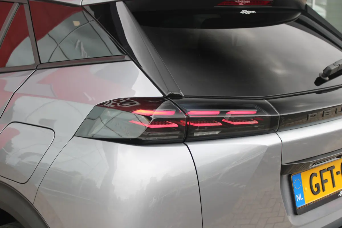 1.2 100PK ALLURE | ACHTERUITRIJ CAMERA | NAVIGATIE | DRAADLOZE APPLE CARPLAY/ANDROID AUTO | PARKEERSENSOREN VOOR + ACHTER | CRUISE CONTROL | DAB+ RADIO | CLIMATE CONTROL | 17" LICHTMETALEN V