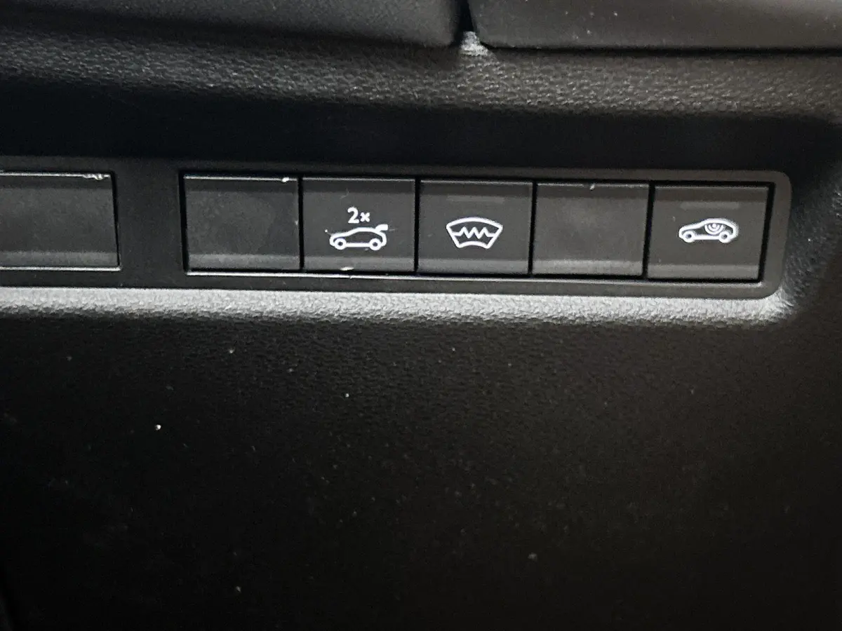 1.2 145pk e-Hybrid Summit Automaat | Schuif-/Kanteldak | Elektrische klep | Navigatie | Adaptieve Cruise control | 360 Camera | Elektrisch verstelb. Bestuurdersstoel | Stoelverwarming/Verkoe