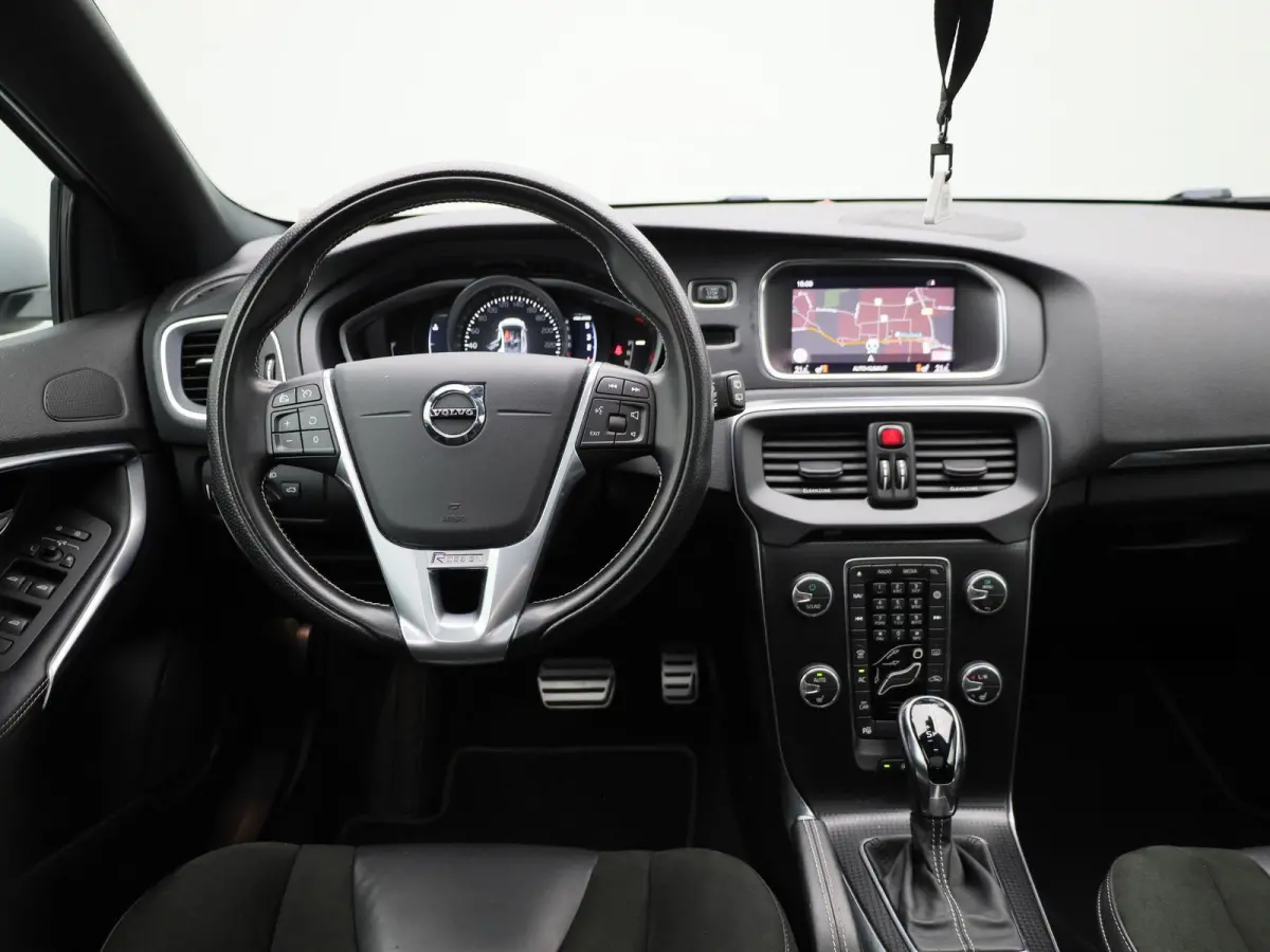 2.0 D3 Polar+ Sport AUTOMAAT | PANORAMADAK | TREKHAAK | R-DESIGN | NAVIGATIE | CRUISE | CLIMA | STOELVERWARMING | 12 MAANDEN BOVAG GARANTIE |