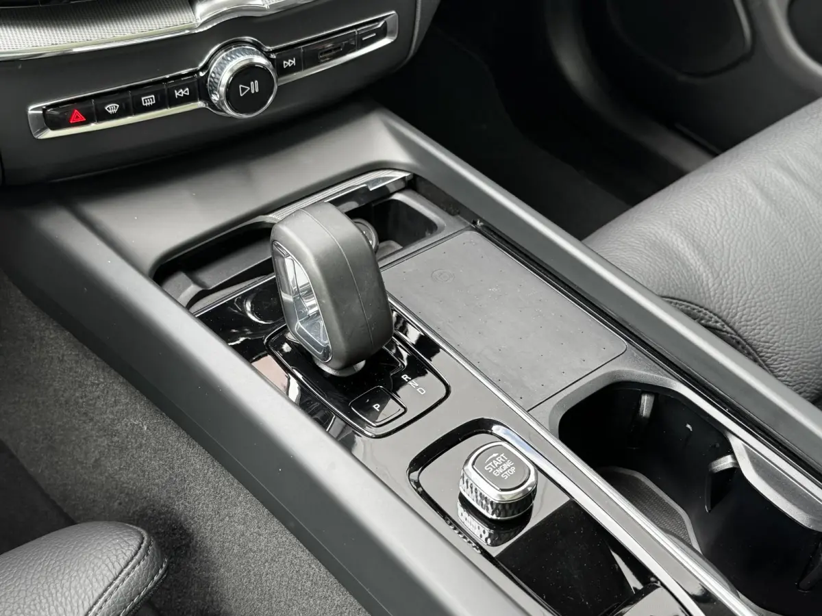 2.0 T6 Plug-in hybrid AWD Plus Dark 349 PK | Long range | Trekhaak | Panorama | Vol Leder | 21 Inch | 2 fase laden | Verwarmingspakket